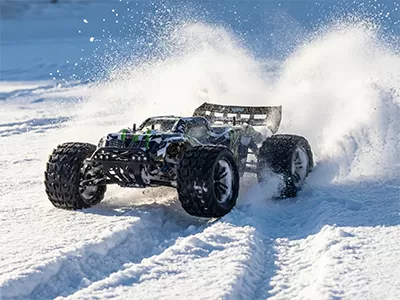 Cómo poner a prueba de agua y afinar su coche RC para el invierno Snow Bashing