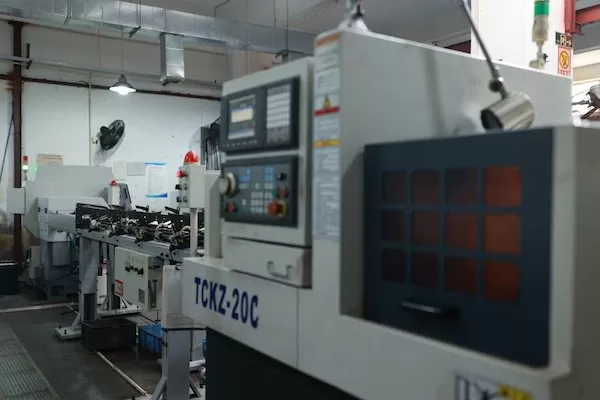 Taller de producción de componentes metálicos