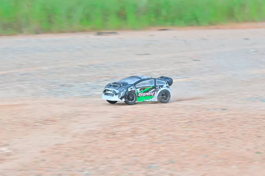 16 Escala 4WD todoterreno eléctrico RC Rally 2,4G sin escobillas de alta velocidad RTR # RH1612